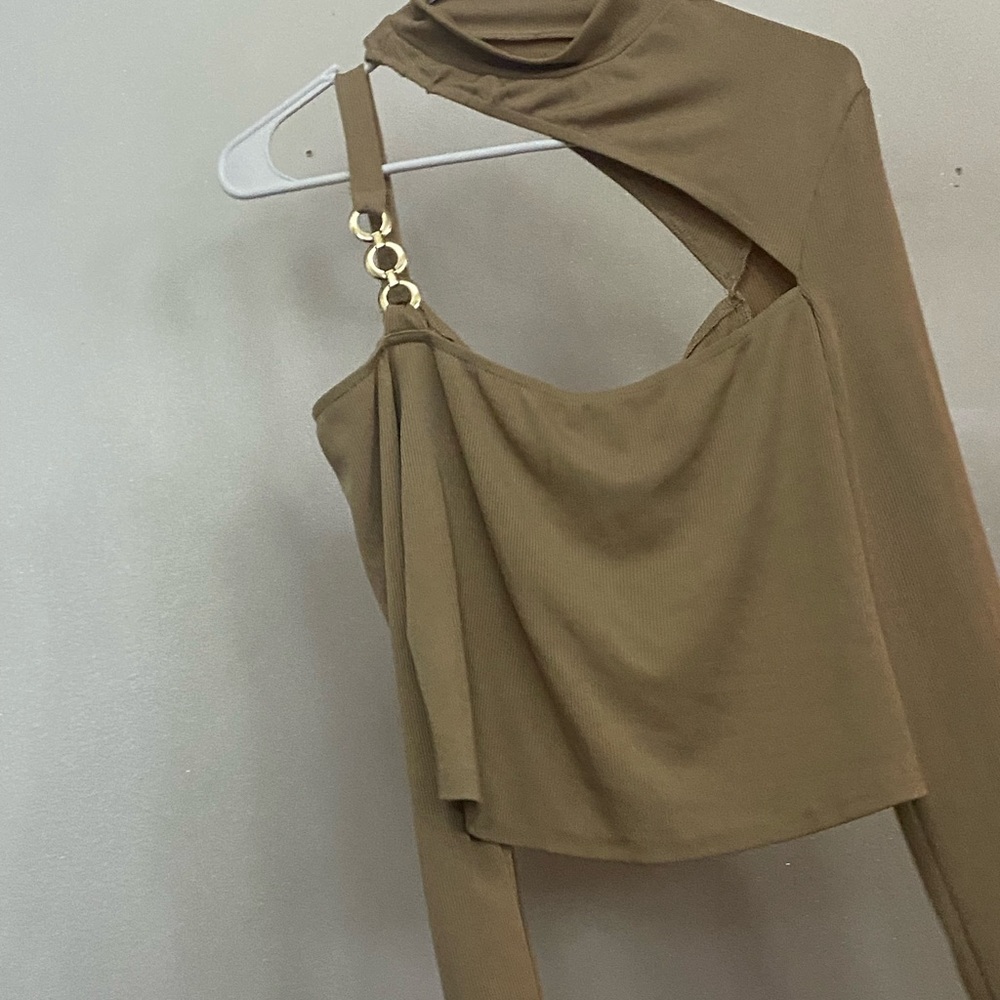 One shoulder chain top